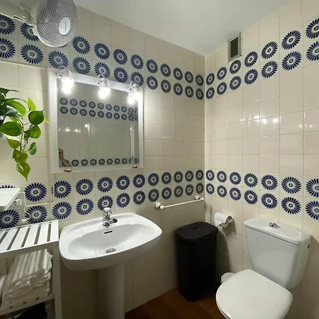 Apartmán Lovely One Bedroom With Terrace And Pool